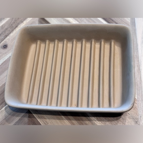 Pampered Chef Stoneware Rectangle Pan Ridged Bacon Baker 5114 9"x6.75"x1.75” - Picture 2 of 3